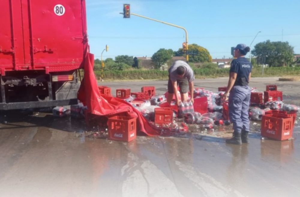 Chaco: Volc un camin que transportaba gaseosas en la ruta 11