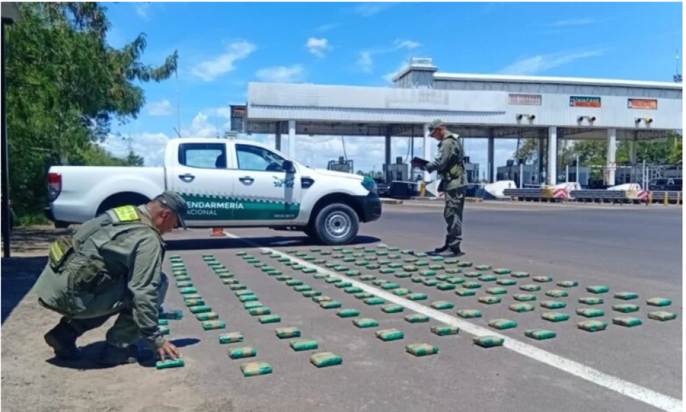 Trasladaba gaseosas y algo ms y Gendarmera lo descubri