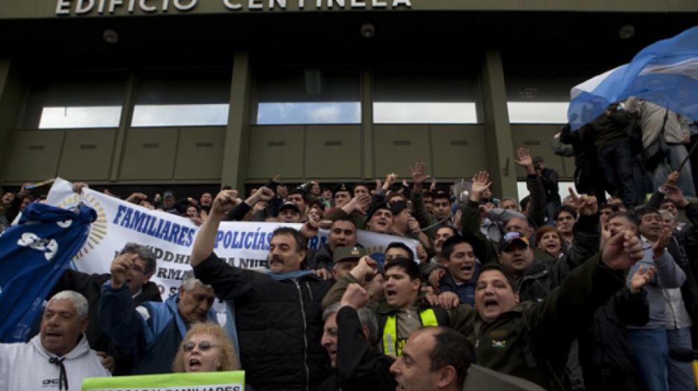 Familiares de gendarmes protestarn por salarios insuficientes frente al Edificio Centinela