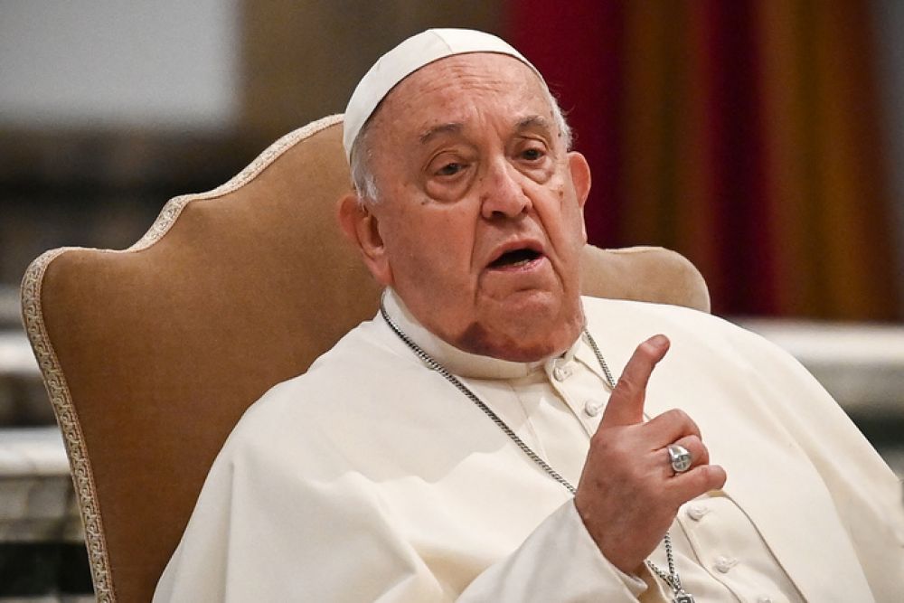 El papa Francisco fue internado por una bronquitis