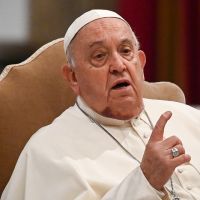 El papa Francisco fue internado por una bronquitis