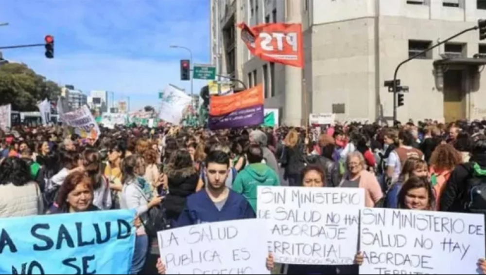 Entidades sanitarias acuerdan una gran marcha contra el desguace del sistema: La salud se pone de pie