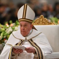 El Papa, internado: el Vaticano dice que el Papa se levant de la cama e intenta transmitir alivio