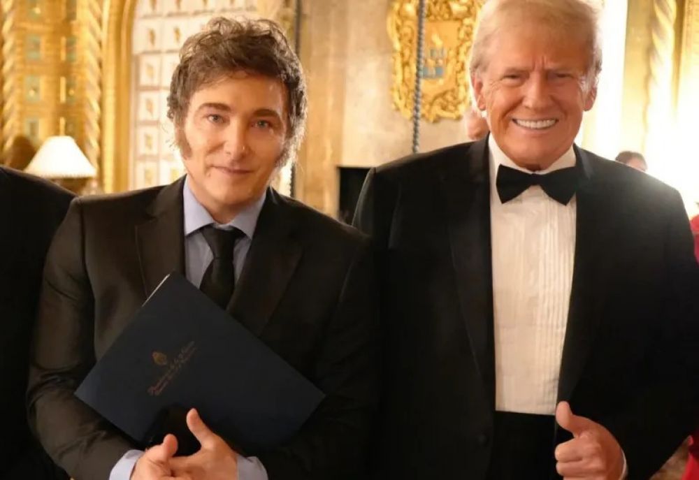 Javier Milei buscar una foto con Donald Trump que lo ayude con el Libragate