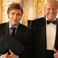 Javier Milei buscar una foto con Donald Trump que lo ayude con el Libragate