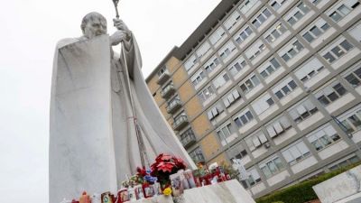 El Papa ha vuelto a utilizar nasales de oxgeno, realizan exmenes clnicos