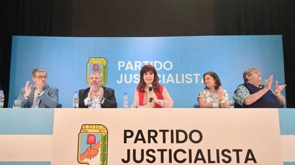 Cristina Kirchner activa al PJ y, sin PASO a la vista, afina la estrategia electoral