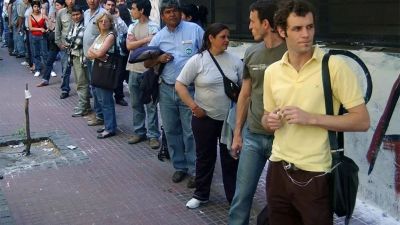 Un tercio de los desocupados y trabajadores busca empleo hace un a�o