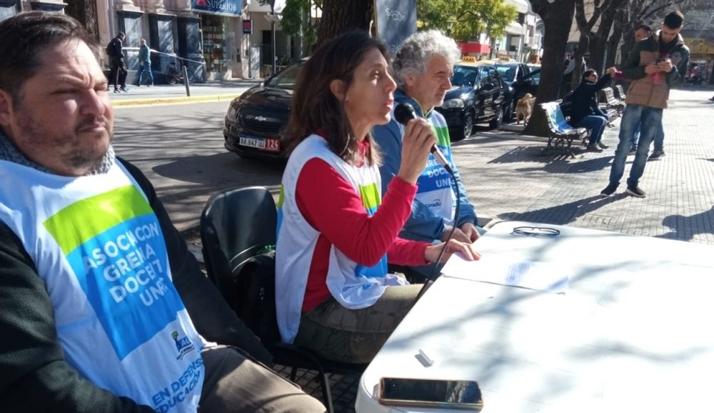 Gremio de la UBA denuncia que hay docentes e investigadores que renuncian por los bajos salarios en las universidades