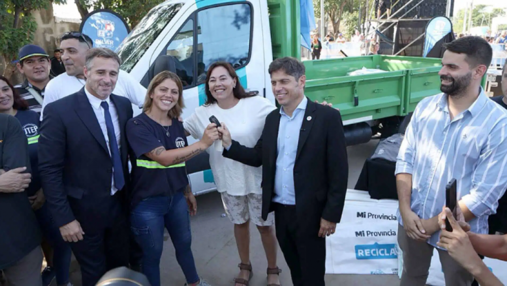 Kicillof entreg equipamiento y herramientas para trabajadores del reciclado en Pilar