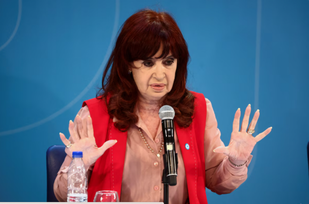 Nueva crtica de Cristina Kirchner a Javier Milei, ahora por el acuerdo con el FMI: Ests con el agua al cuello porque te faltan dlares