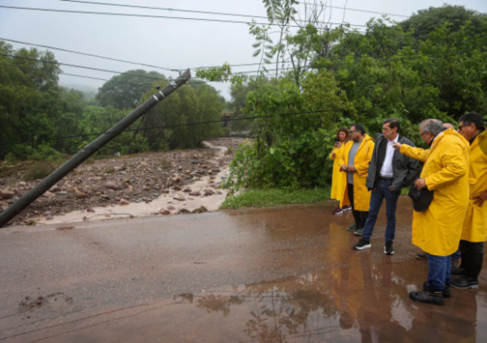 Gestin. El gobernador Sadir recorri la zona de Huaico afectada por la lluvia