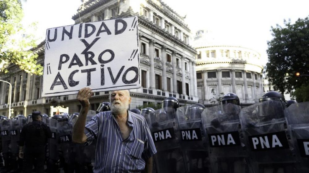 Gremios del transporte e hinchas de ftbol se unen en apoyo a los jubilados en una histrica movilizacin al Congreso