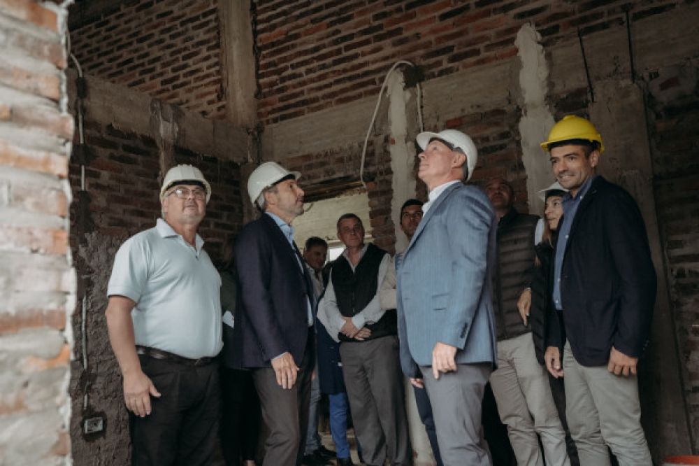 Frigerio recorri la obra de ampliacin del Centro de Salud Pancho Ramrez en San Salvador 