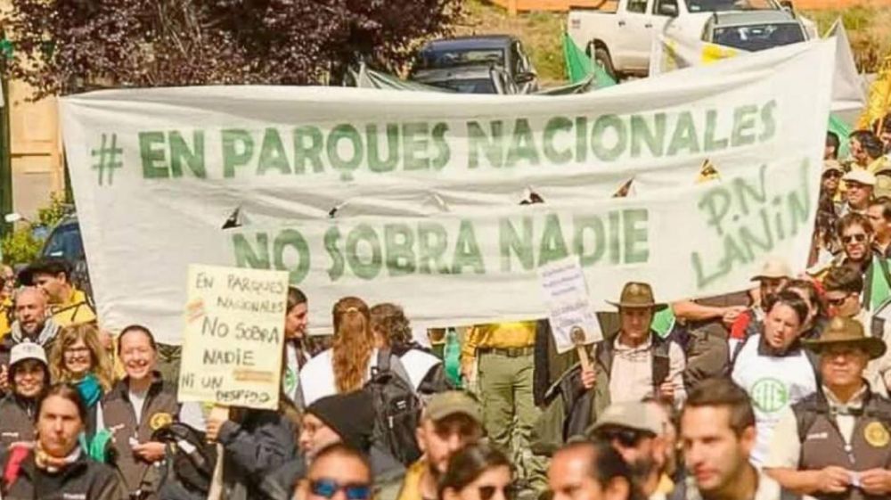 Polmica por la desregulacin del turismo en parques nacionales: impacto ambiental y laboral