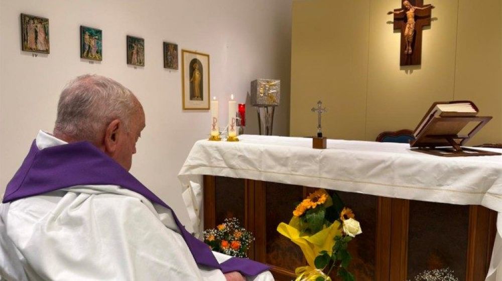 El Papa concelebr la Misa en la capilla privada del Gemelli