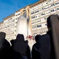 Por primera vez, los mdicos dicen que la neumona que sufre el Papa 