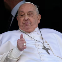 El papa Francisco fue dado de alta tras cinco semanas de internacin