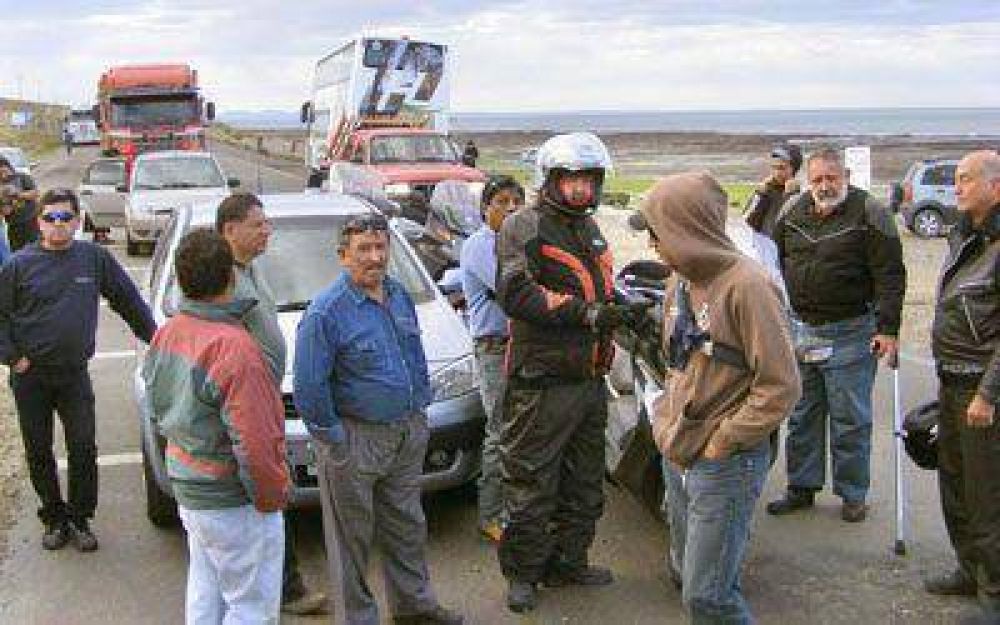 Otro piquete en Caleta para pedir "trabajo en el Estado"