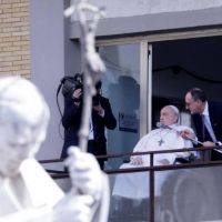 Francisco recibi el alta y reapareci en pblico para saludar a los fieles
