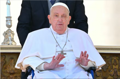 Feliz domingo y gracias a todos: el papa Francisco apareci por sorpresa en la Plaza de San Pedro