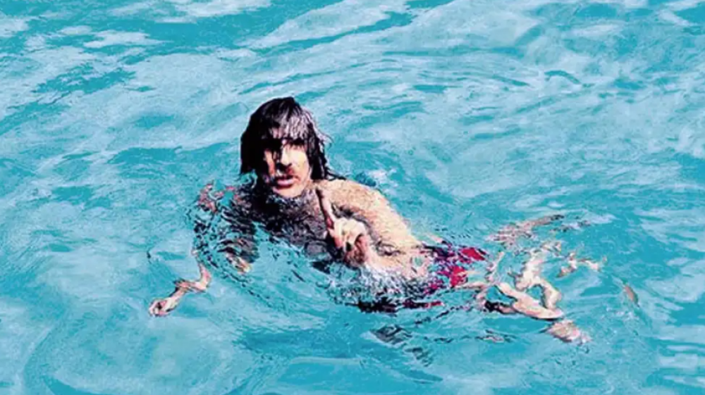 Como Charly, Milei se tir del piso noveno