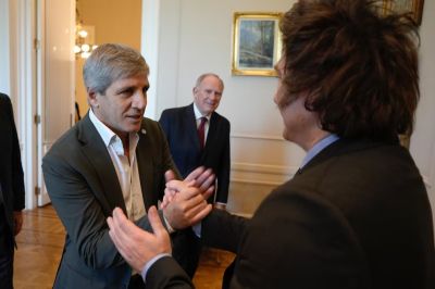 El Gobierno prometi que el BCRA no va a intervenir en el mercado y se aceler el desplome del dlar