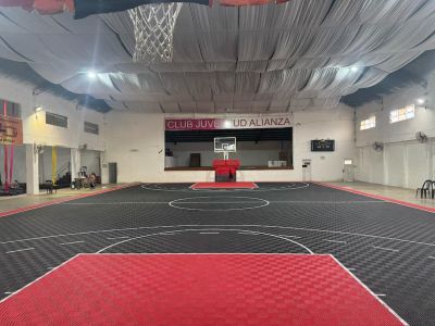 Un club cordob�s cambi� el piso de su cancha de b�squet con tapitas de gaseosas recicladas: la historia de una obra ecol�gica