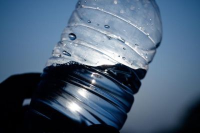 Detectan superbacterias en el agua embotellada ms popular del mundo, retiran 300.000 botellas y pierde el ttulo de 