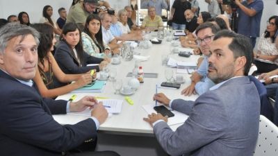 Paritarias: la Provincia vuelve a convocar a estatales y docentes para negociar salarios