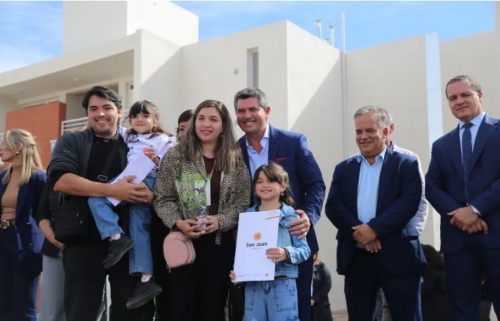 El gobernador Orrego entreg 112 viviendas del nuevo barrio Los Surcos en Chimbas
