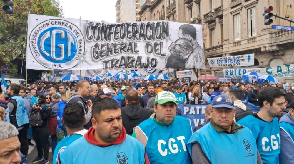 La CGT convoca a empresarios y gremios industriales para enfrentar la crisis productiva