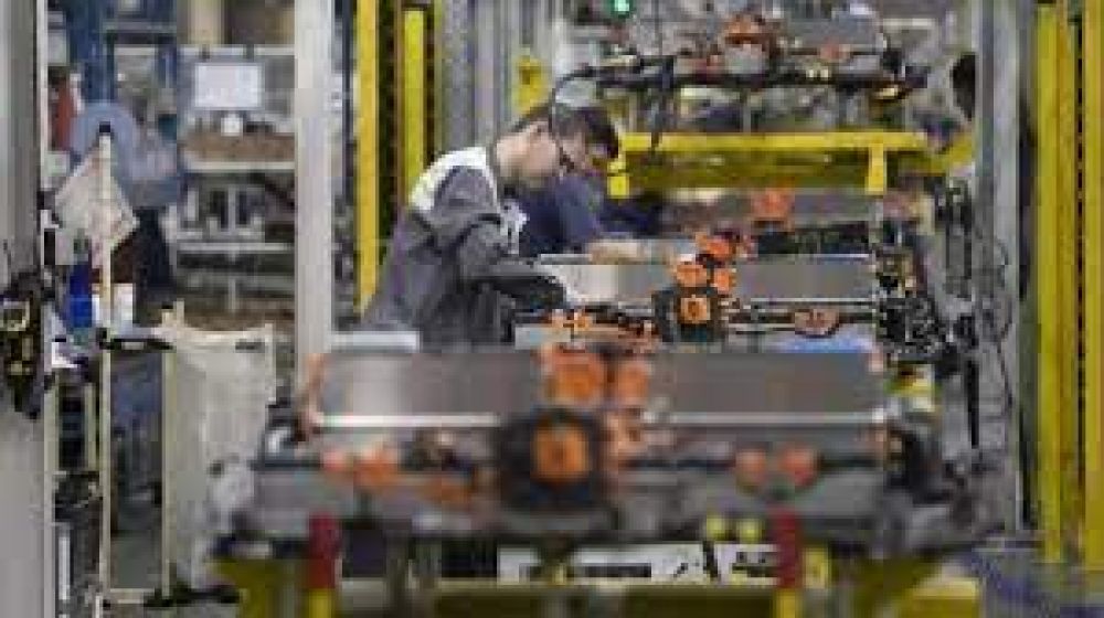 Horas extra para sobrevivir: lo que el gobierno omite sobre la mejora salarial que celebra
