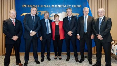 Georgieva hace campaa, sus tcnicos se preocupan por el dlar y el empresariado ve el vaso medio lleno