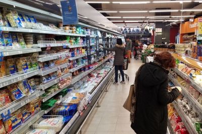 Los precios en supermercados desmienten a Caputo