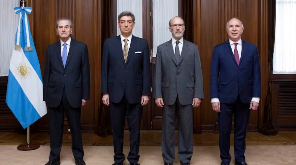 Milei vuelve a la carga con la Corte Suprema y ya negocia con gobernadores un 