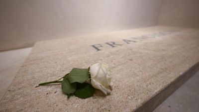 Sobre el fretro, el smbolo de Teresita que lo escuch