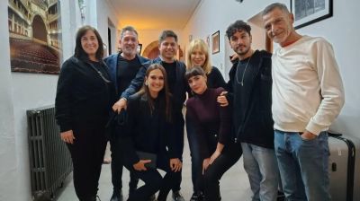 Axel Kicillof salt (literal) del palco a la platea para un show de selfies despus de ver teatro en La Plata