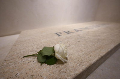 La rosa blanca, smbolo de devocin que acompa al Papa