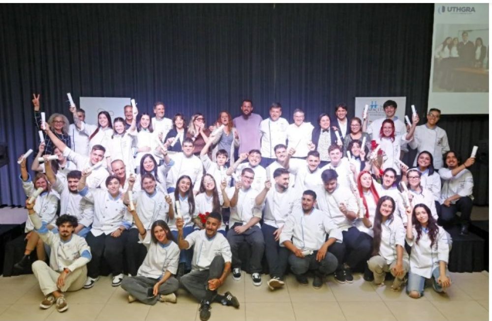 Egresaron ms de 200 alumnos de la Escuela de Hotelera y Gastronoma de UTHGRA