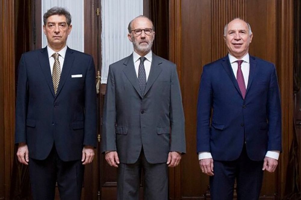Tres jueces, dos pginas web y una guerra de vanidades