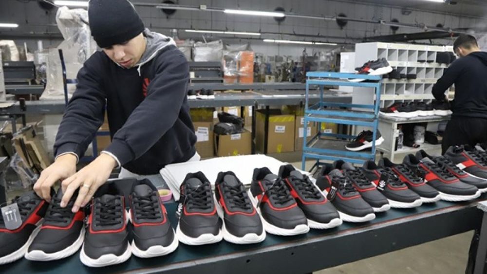 La fbrica de zapatillas Kioshi corre peligro por la apertura de importanciones y fuerte cada del consumo