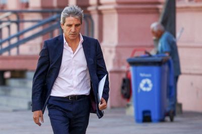 Caputo, a dos manos, pisa precios y salarios