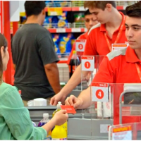 Caputo aprieta el cepo paritario y deja sin aumento salarial a 120 mil trabajadores de cadenas de supermercados