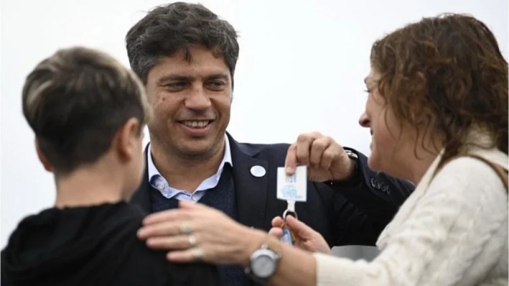 El da que Milei disolvi el fondo para construir viviendas, Kicillof entrega casas en PBA