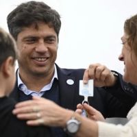 El da que Milei disolvi el fondo para construir viviendas, Kicillof entrega casas en PBA