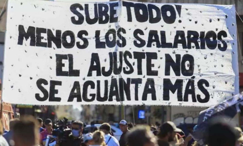 Sueldos del hambre: el gobierno fij por decreto el Salario Mnimo Vital y Mvil