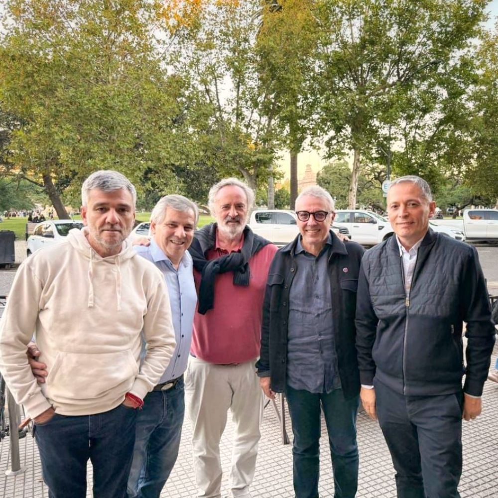 Un grupo de intendentes cocina una tercera va peronista para las elecciones