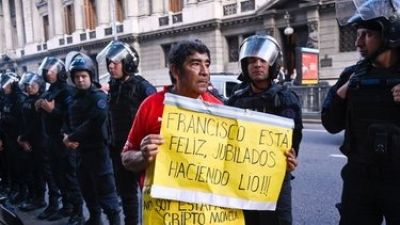 Vivir con la mínima: los servicios duplicaron su peso, los jubilados se endeudan y recortan en consumos básicos