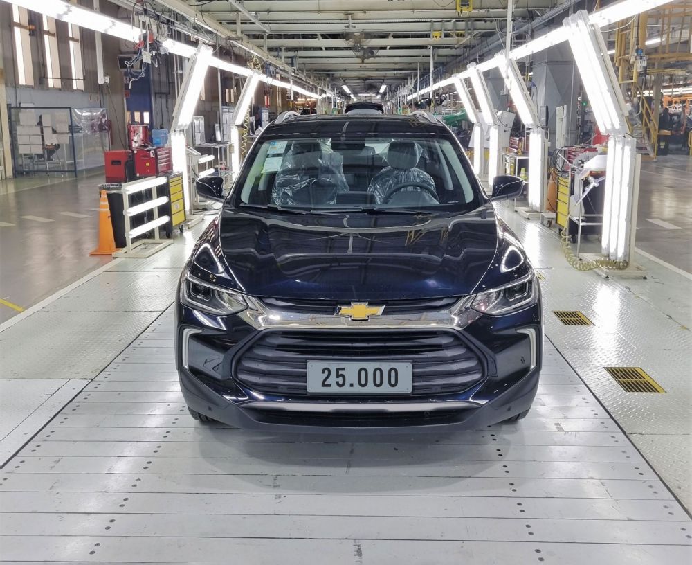Por cada de exportaciones a Brasil, GM agrega suspensiones en su planta de Santa Fe